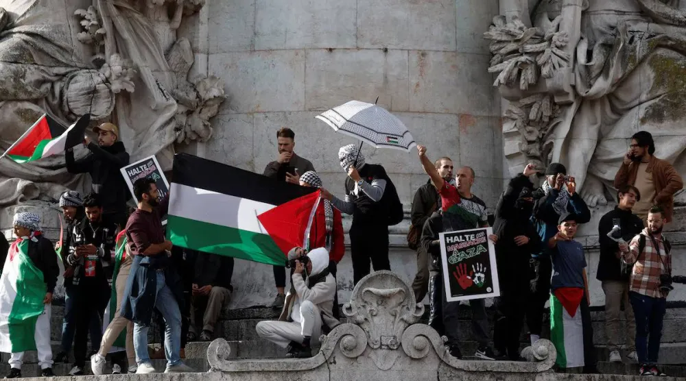 صورة أرشيفية لمظاهرة مؤيدة للفلسطينيين في باريس (رويترز)
