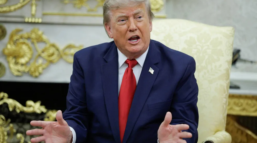 الرئيس الأميركي دونالد ترمب يتحدث خلال اجتماع في المكتب البيضاوي بالبيت الأبيض في العاصمة واشنطن 14 يوليو 2026 (رويترز)