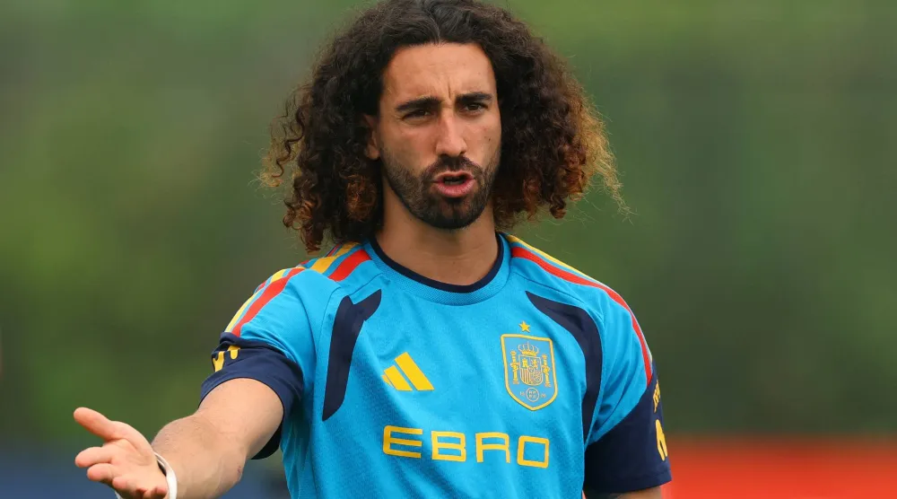 مارك كوكوريلا خلال تدريبات إسبانيا استعداداً للنهائي (رويترز)