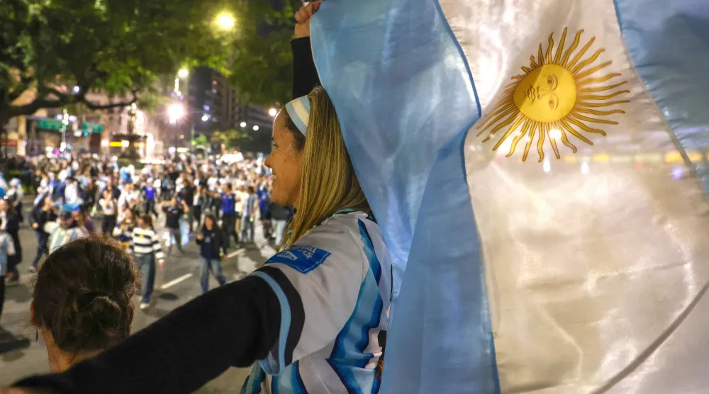 جماهير الأرجنتين تحتفل بالفوز على إنجلترا في بوينس آيرس (إ.ب.أ)