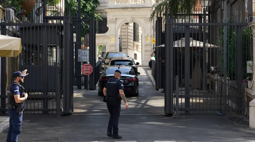 Geçtiğimiz çarşamba günü ABD'nin himayesinde Lübnan ve İsrail arasında yapılan altıncı tur görüşmelerin gerçekleştirildiği Roma'daki ABD büyükelçiliği binası (AP)