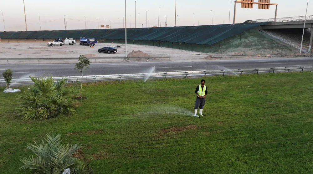 صورة التقطتها طائرة مسيّرة تظهر جزءاً زُرع حديثاً من مشروع الحزام الأخضر في البصرة بالعراق يوم 29 يونيو 2026 (رويترز)