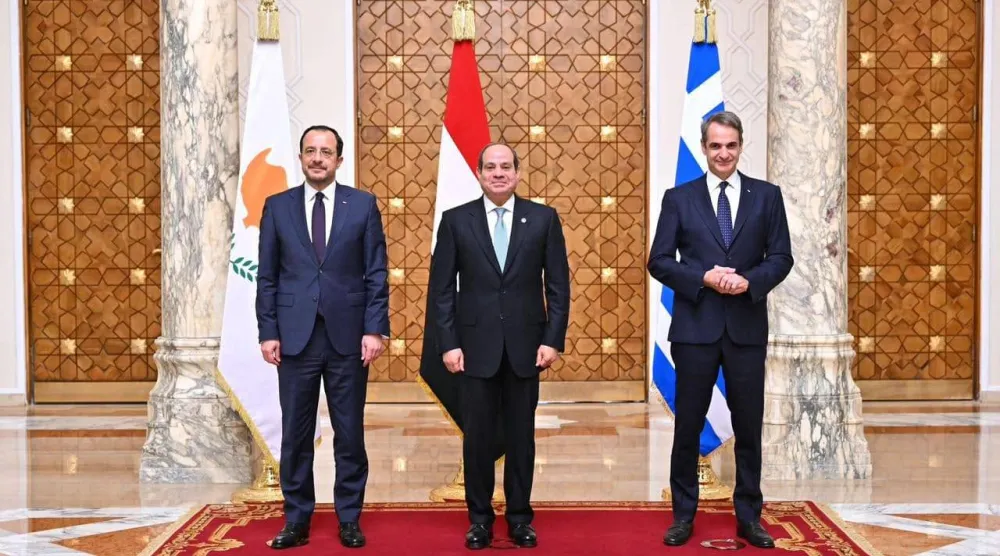 الرئيس المصري عبد الفتاح السيسي يتوسط الرئيس القبرصي نيكوس خريستودوليدس ورئيس الوزراء اليوناني كيرياكوس متسوتاكيس (الرئاسة المصرية)