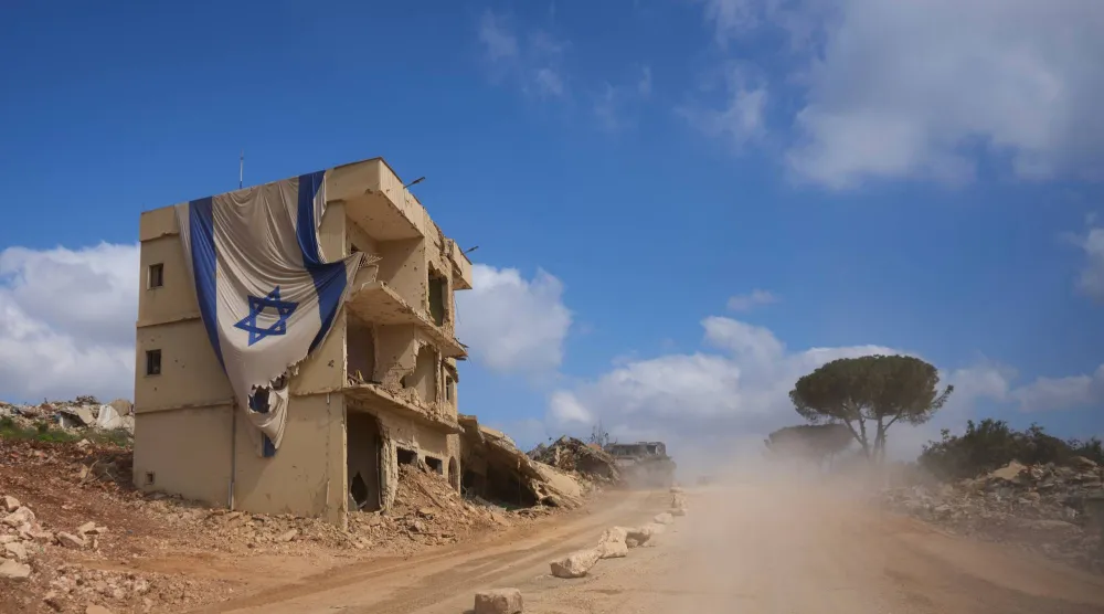العلم الإسرائيلي على أحد المباني في جنوب لبنان حيث دعا الجيش الإسرائيلي الصحافيين إلى جولة في المنطقة حيث تقع قلعة الشقيف التي سيطر عليها (أ.ب)