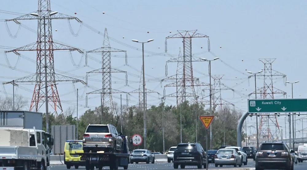 مركبات تسير على طول طريق سريع على مشارف مدينة الكويت في 8 يوليو 2026 (أ.ف.ب)