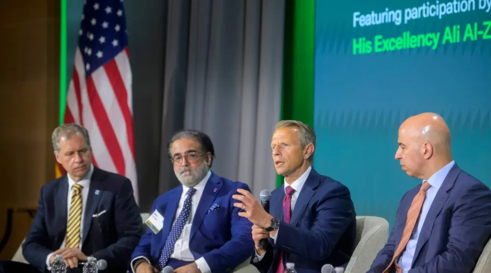 Vantive şirketinin CEO’su Chris Toth (sağdan ikinci), Excelerate Energy Başkanı ve CEO’su Steven Kobos, Commercis CEO’su Alan Afrasiab ve General Electric’in kurumsal işlerden sorumlu başkanı ve ABD-Irak İş Konseyi Başkanı Roger Martella ile birlikte 17 Temmuz 2026’da Washington’da düzenlenen ABD Ticaret Odası İş Zirvesi’nde (AP)