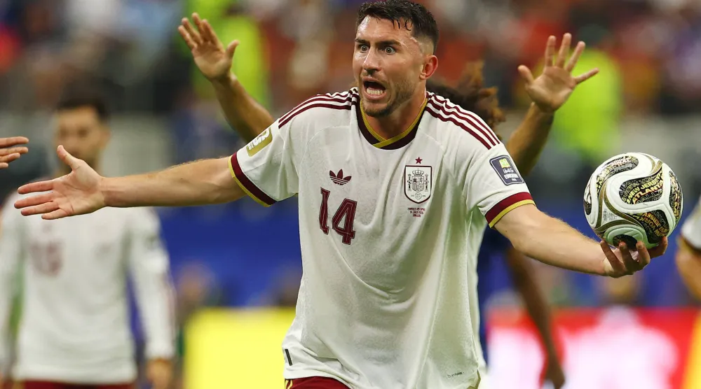 إيمريك لابورت خلال مواجهة فرنسا وإسبانيا في نصف نهائي كأس العالم 2026 (رويترز)