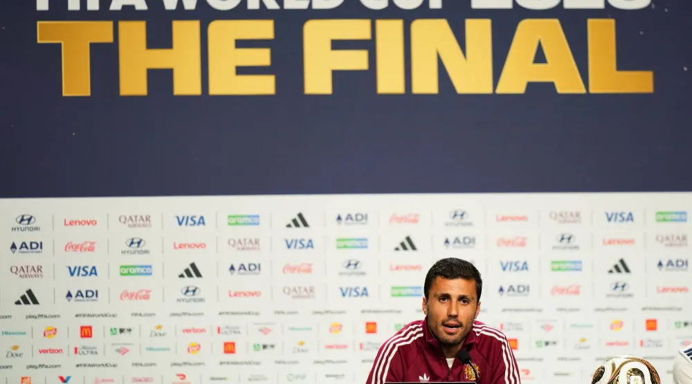 رودري يتحدث خلال المؤتمر الصحافي الذي سبق نهائي كأس العالم 2026 بين إسبانيا والأرجنتين في نيويورك (أ.ب)