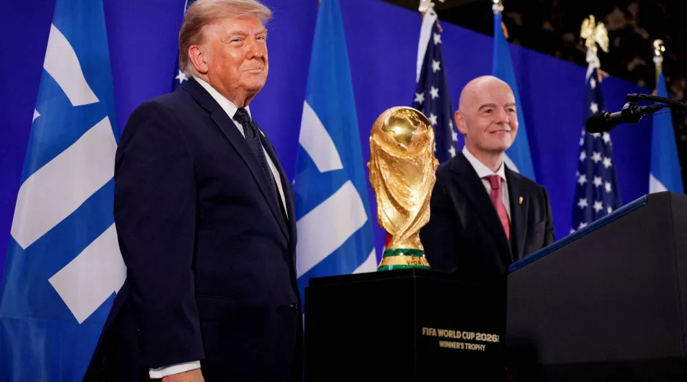 ترمب الرئيس الأميركي وإنفانتينو في برج «فيفا» بنيويورك (رويترز)