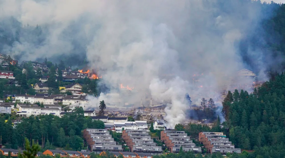 17 July 2026, Norway, Drammen: Smoke rises from a major residential fire that destroyed row houses and forced mass evacuations in Krokstadelva, Drammen. Photo: Thomas Fure/NTB/dpa