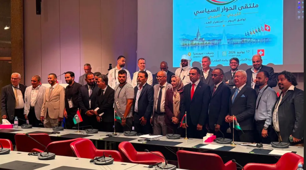 لقطة جماعية للمشاركين في «ملتقى الحوار السياسي» في جنيف الجمعة (حساب آمر قوة الإسناد في عملية «بركان الغضب» ناصر عمار)