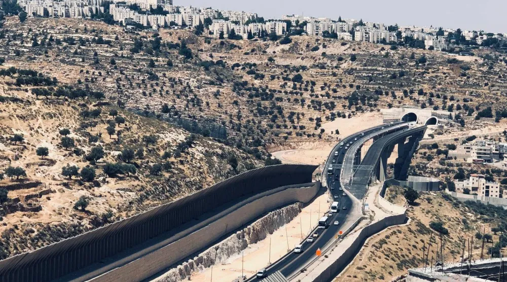 طريق النفق الذي يوصل القدس بمستوطنات ومناطق جنوب الضفة الغربية (الشرق الأوسط)
