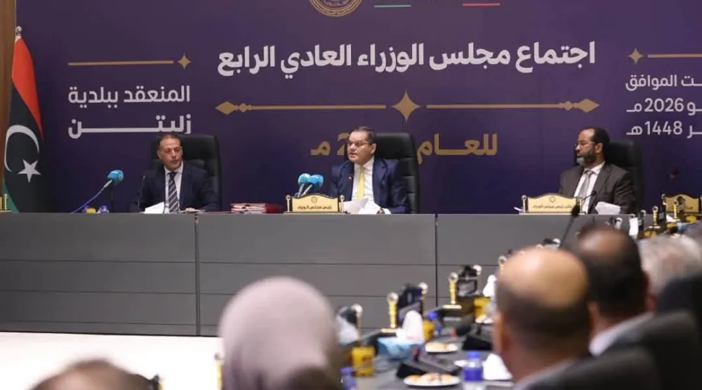 الدبيبة خلال ترؤُّس اجتماع لحكومته في مدينة زليتن غرب ليبيا السبت (مكتب الدبيبة)