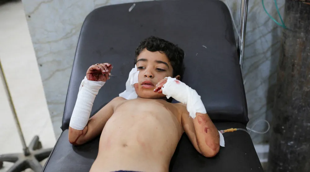 فتى فلسطيني أصيب بجروح جراء غارة إسرائيلية في مخيم النصيرات للاجئين وسط قطاع غزة الجمعة (رويترز)