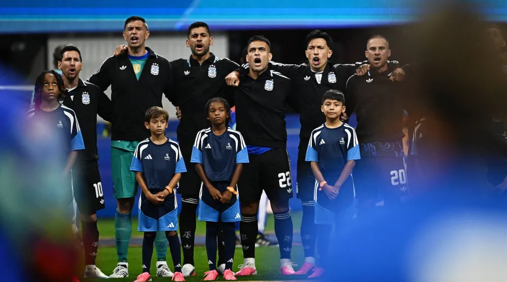 منتخب الأرجنتين يستعد لنهائي المونديال وسط أجواء عدائية (رويترز)