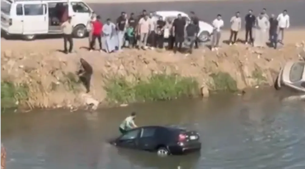 الشاب أحمد البنا خلال إنقاذه الأسرة من الغرق (إكس)