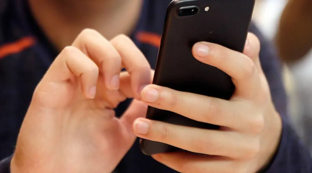  حمل الهاتف بشكل عمودي لفترات طويلة قد يُرهق الأصابع الأخرى (أ.ب)