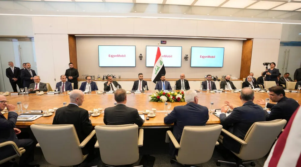 رئيس الوزراء العراقي يجري محادثات مع الرئيس التنفيذي لـ«إكسون موبيل» دارين وودز ومجلس إدارة شركة تكنولوجيا الطاقة بمقر الشركة في هيوستن بالولايات المتحدة (رويترز)
