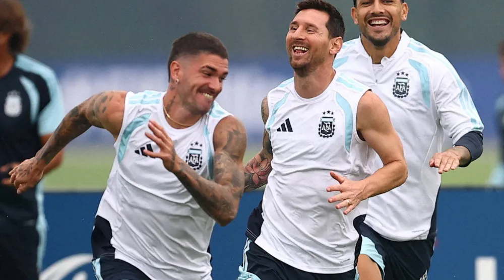 ميسي يوجه تحية خاصة لزملائه بالمنتخب الأرجنتيني قبل ساعات من نهائي كأس العالم (رويترز)