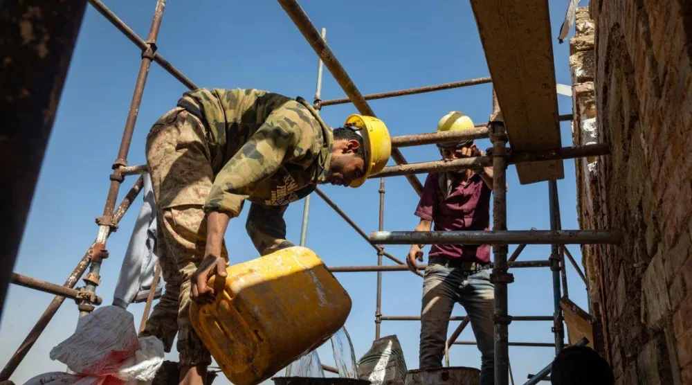 عمال البناء في اليمن يقضون أياماً طويلة في انتظار الحصول على فرصة تشغيل محدودة (أ.ف.ب)