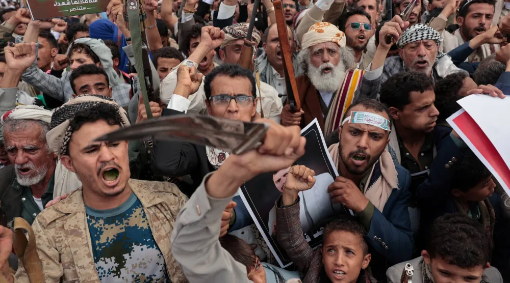 الحوثيون يتجاهلون اتساع رقعة الفقر ويوجهون الموارد للحشد والتعبئة (رويترز)