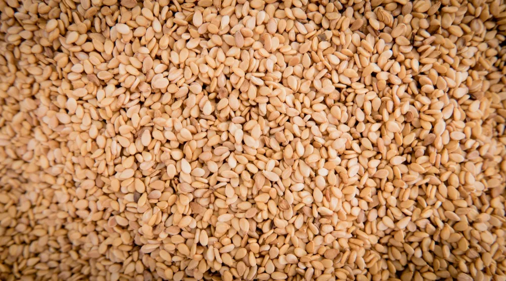 يُعد السمسم غذاءً خارقاً غنياً بالدهون الصحية (بيكسباي)