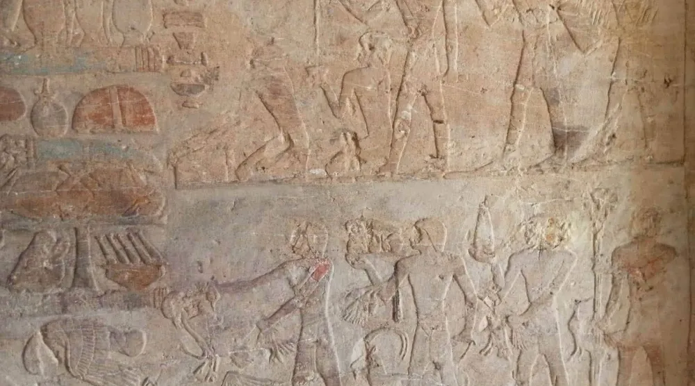 الرسوم الجدارية بالمقابر الثلاث سجلت جانباً من حياة النبلاء (وزارة السياحة والآثار)