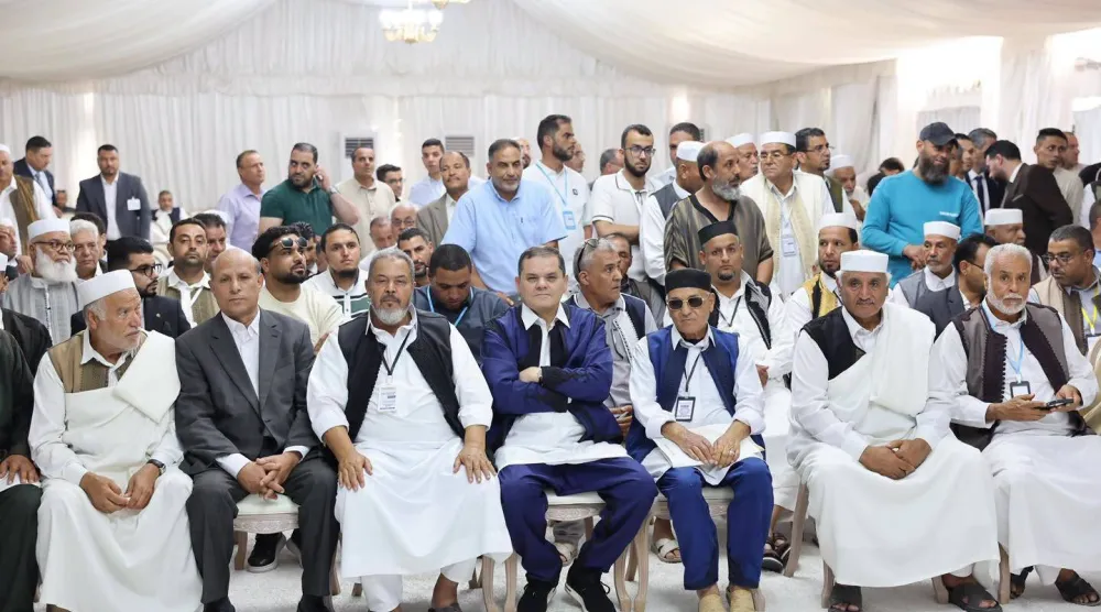 رئيس حكومة «الوحدة» الليبية عبد الحميد الدبيبة يتوسط أعيان وحكماء زليتن يوم السبت (مكتب الدبيبة)