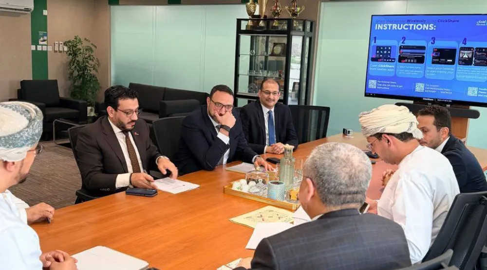 جانب من توقيع الاتفاقية بين الجانبين المصري والعماني (وزارة البترول المصرية)