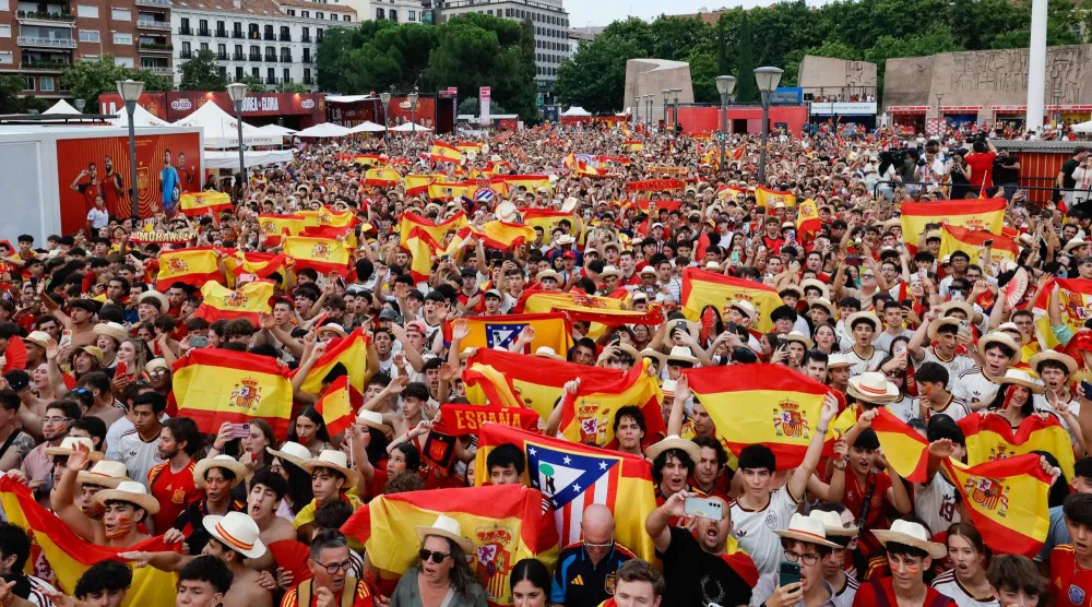الجماهير الإسبانية في مدريد تترقب مباراة بلادها الليلة (أ.ف.ب)