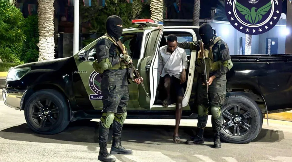 قوة أمنية تلقي القبض يوم السبت على صومالي متهم بخطف وتعذيب مواطنين من جنسيته (جهاز دعم المديريات بغرب ليبيا)
