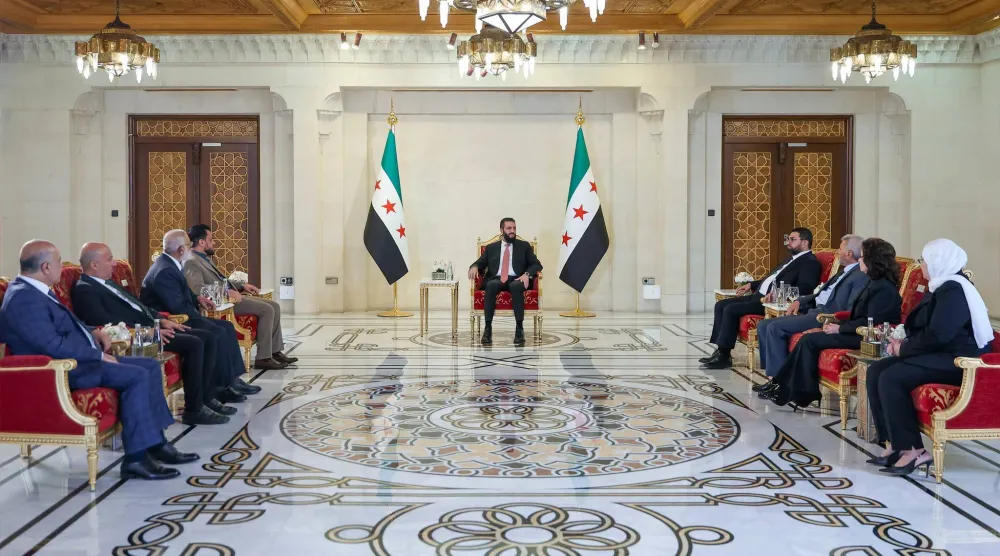 رئيس المحكمة الدستورية العليا د. عصام الخليف وأعضاؤها التقوا الرئيس أحمد الشرع في قصر الشعب بدمشق بعد أداء اليمين الدستورية في 11 من الشهر الجاري (الرئاسة السورية)