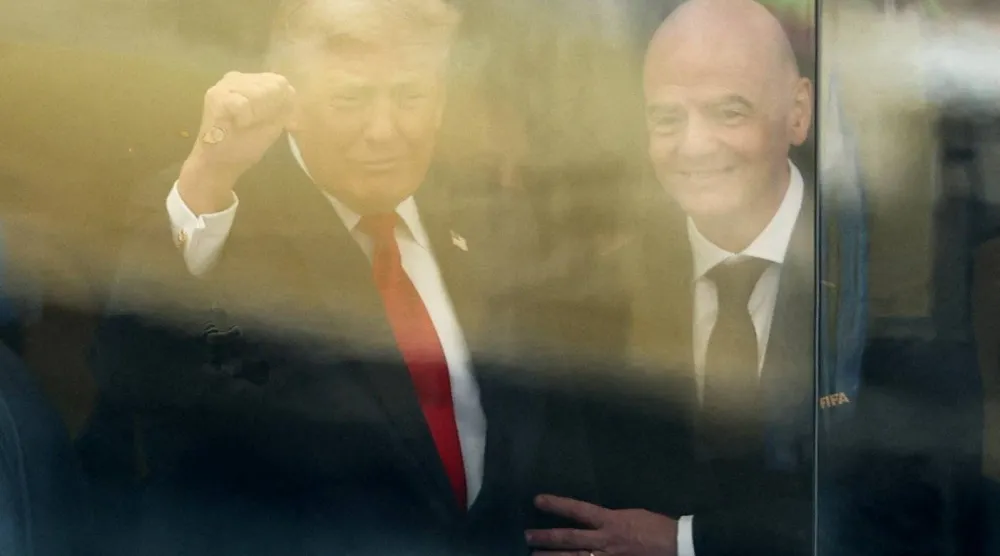 الرئيس الأميركي دونالد ترمب ورئيس «فيفا» جياني إنفانتينو في ملعب نهائي المونديال (رويترز)
