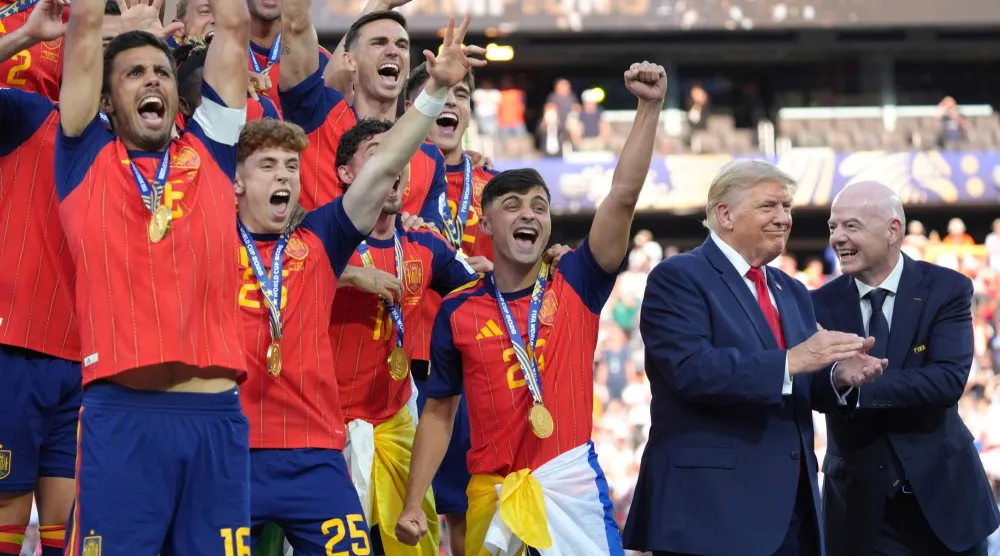 لاعبو المنتخب الإسباني من اليسار يهتفون إلى جانب الرئيس دونالد ترمب ورئيس «الفيفا» جياني إنفانتينو في ختام المباراة النهائية لبطولة كأس العالم لكرة القدم بين إسبانيا والأرجنتين في إيست روثرفورد (أ.ب)