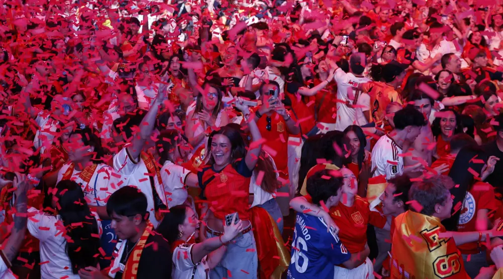 مدريد تحتفل بـ«لا روخا» (إ.ب.أ)