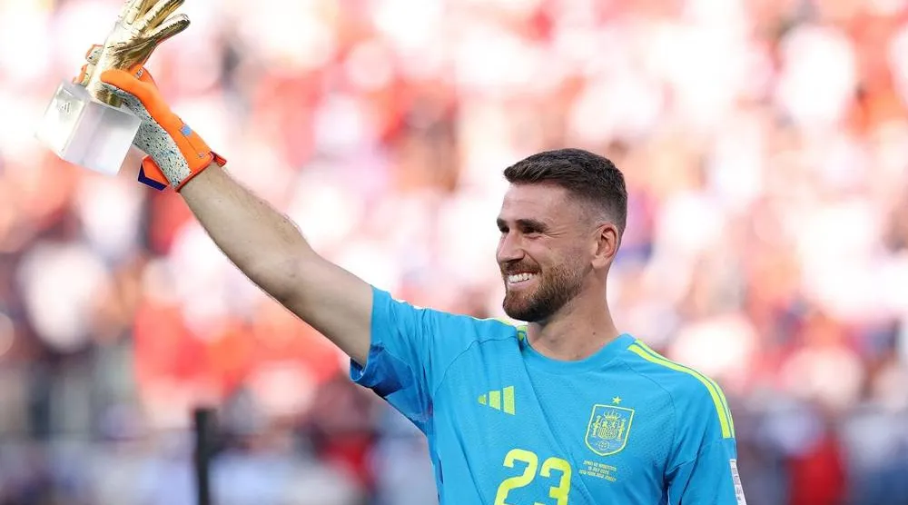 Unai Simón #23 of Spain is presented with the Golden Glove award after the FIFA World Cup 2026 Final match between Spain and Argentina at New York New Jersey Stadium on July 19, 2026 in East Rutherford, New Jersey. (Getty Images/AFP) 