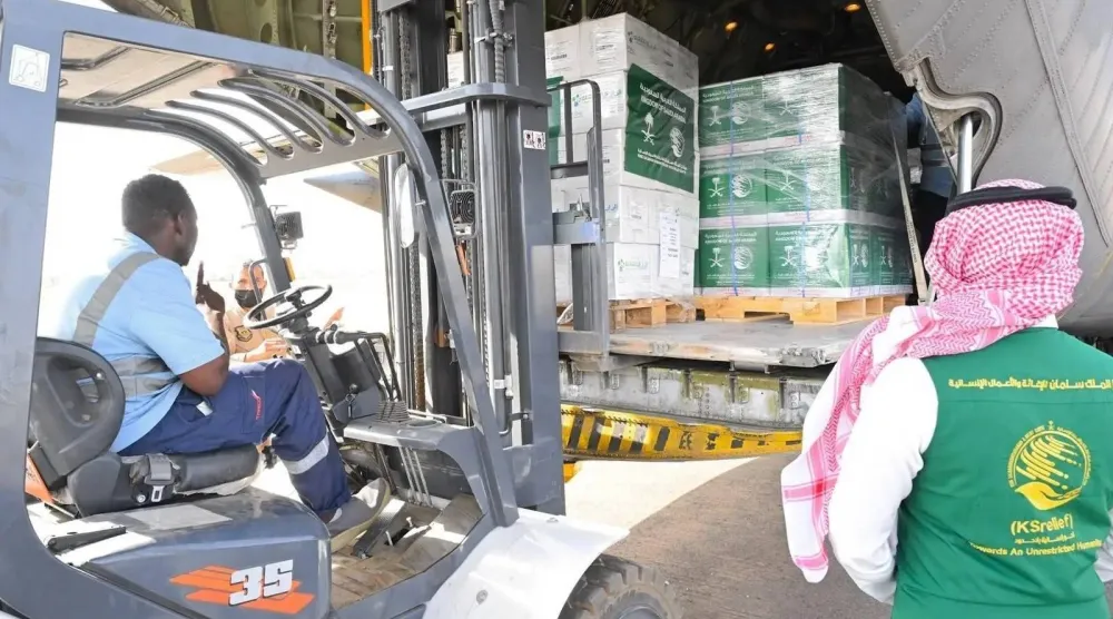 الطائرة السعودية الإغاثية حملت مساعدات إنسانية متنوعة شملت سلالاً غذائية ومواد طبية (واس)
