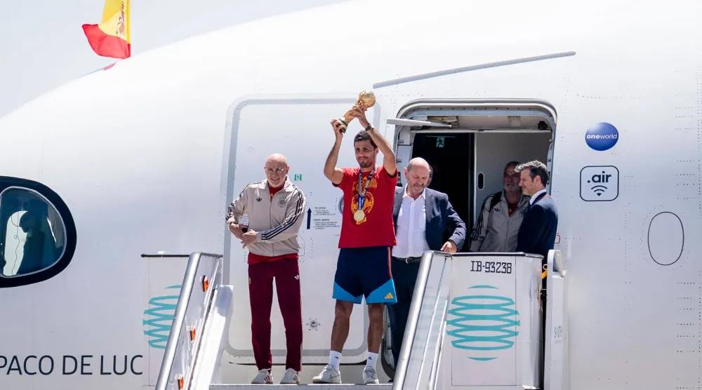 رودري قائد منتخب إسبانيا يحمل كأس العالم لدى وصوله إلى العاصمة مدريد (د.ب.أ)