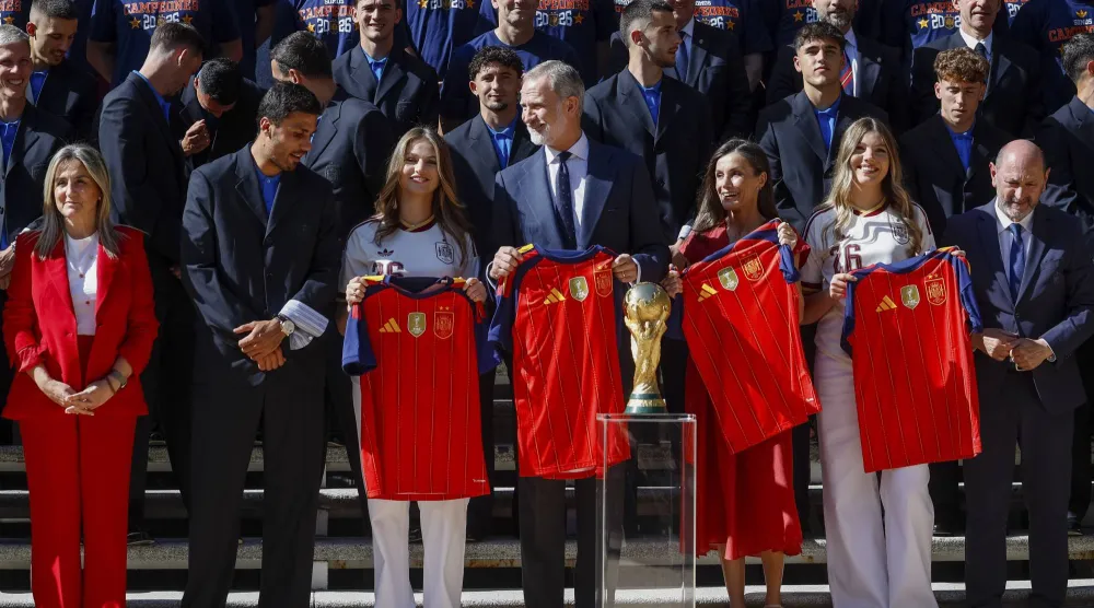 ملك إسبانيا فيليبي السادس لدى استقباله نجوم «لا روخا» في قصر سارسويلا (إ.ب.أ)