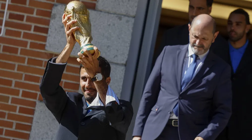 رودري قائد منتخب إسبانيا يرفع كأس العالم في القصر الملكي بمدريد (إ.ب.أ)