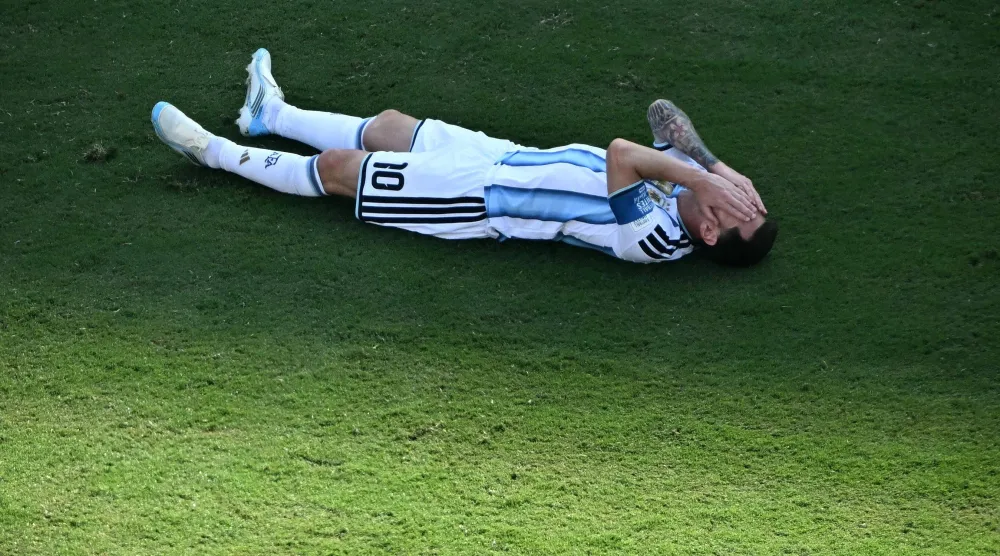 نجم المنتخب الأرجنتيني ليونيل ميسي محبطاً بعد خسارة نهائي المونديال (أ.ف.ب)