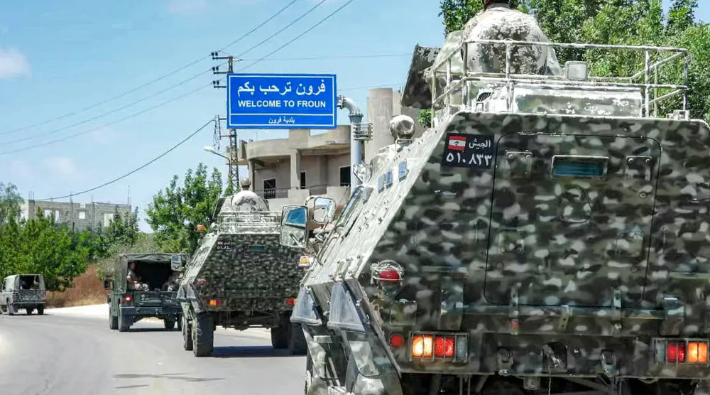 آليات للجيش اللبناني تنفذ دورية في بلدة فرون المُدرجة ضمن المناطق التجريبية بجنوب لبنان (أ.ف.ب)