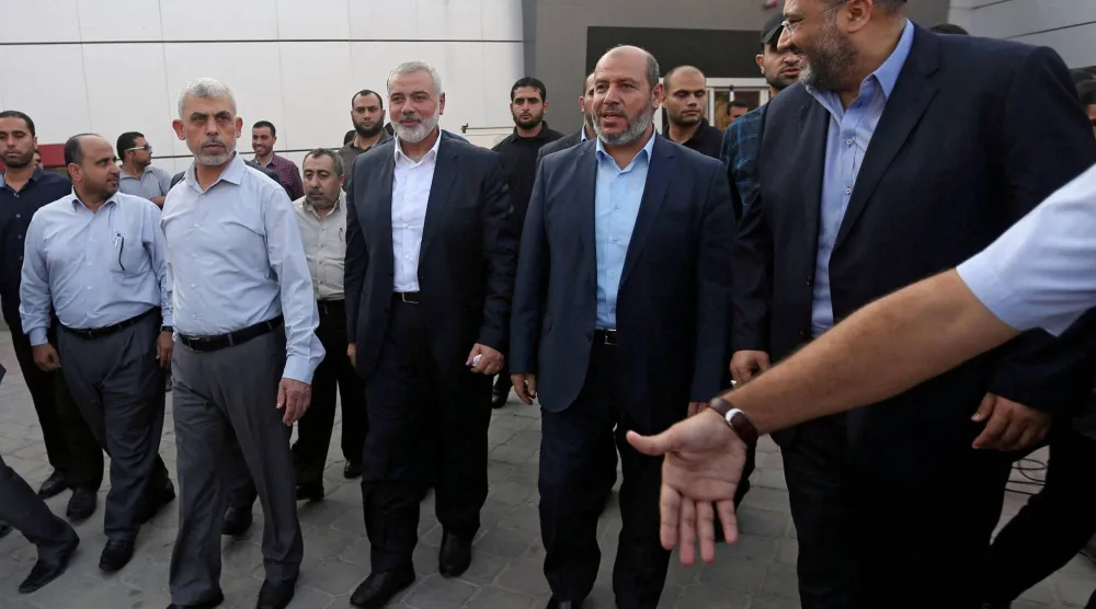 قائد : يحيى السنوار، رئيس حركة حماس في قطاع غزة، وإسماعيل هنية، رئيس الحركة، والقيادي البارز خليل الحية، يصلون إلى معبر رفح الحدودي في جنوب قطاع غزة في 19 سبتمبر 2017. رويترز/إبراهيم أبو مصطفى/صورة أرشيفية.