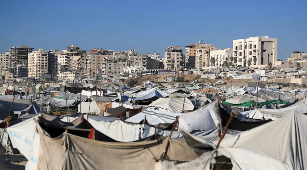 لاجئون فلسطينيون في مخيم بمدينة غزة (رويترز)