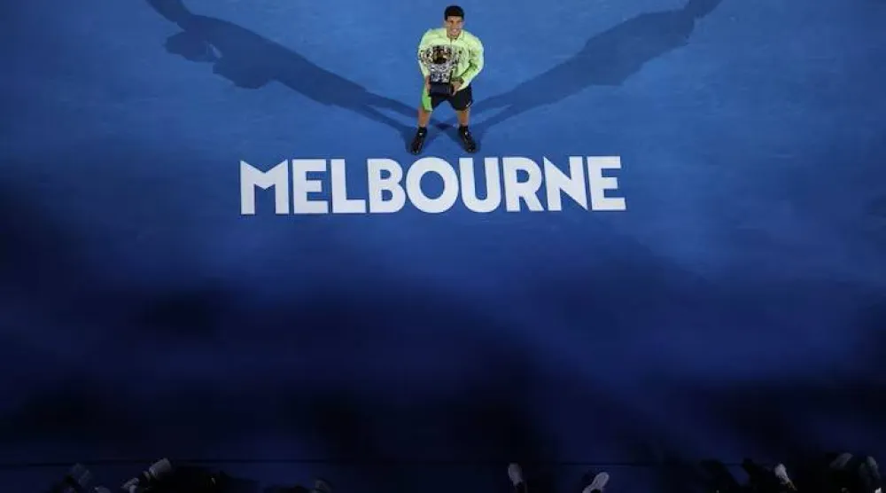 
Tennis - Australian Open - Melbourne Park, Melbourne, Australia - February 1, 2026 Spain's Carlos Alcaraz celebrates with the trophy after winning the Australian Open men's singles against Serbia's Novak Djokovic. REUTERS/Hollie Adams 
