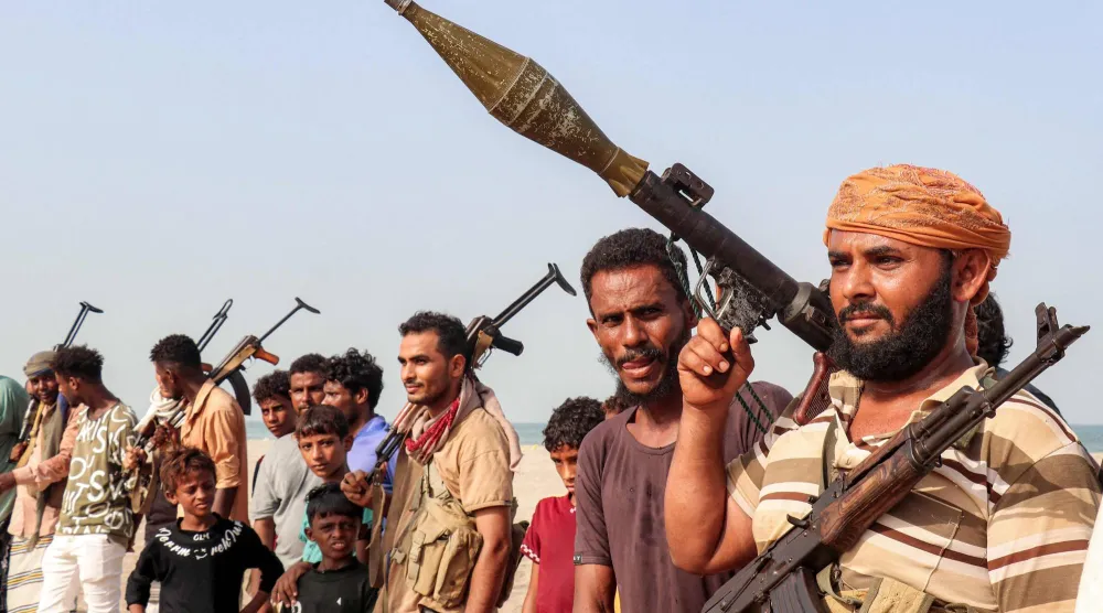 جنود يمنيون خلال تجمع لهم في مدينة الخوخة الساحلية جنوب الحديدة (أ.ف.ب)