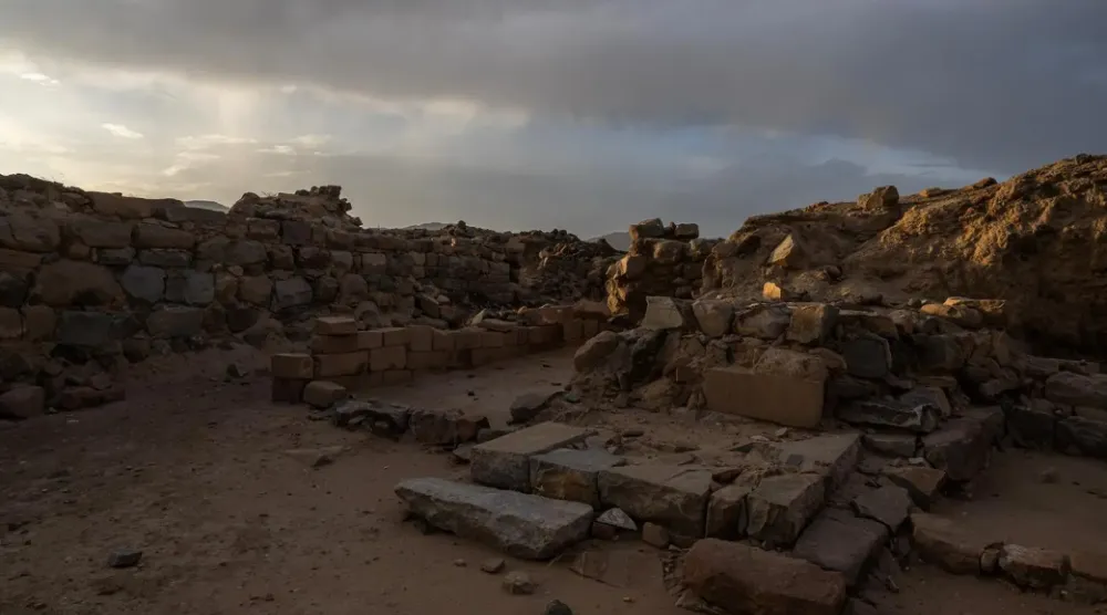  The site features a fortified city wall extending approximately 235 meters in length and 220 meters in width  - SPA