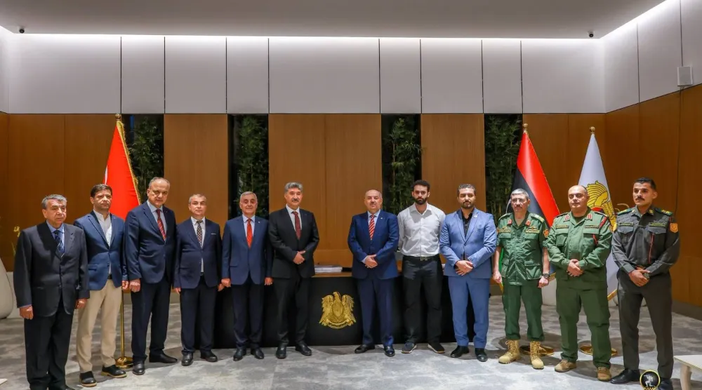 خلال توقيع العقد بين الشركة التركية والقيادة العامة في بنغازي (شعبة الإعلام الحربي)