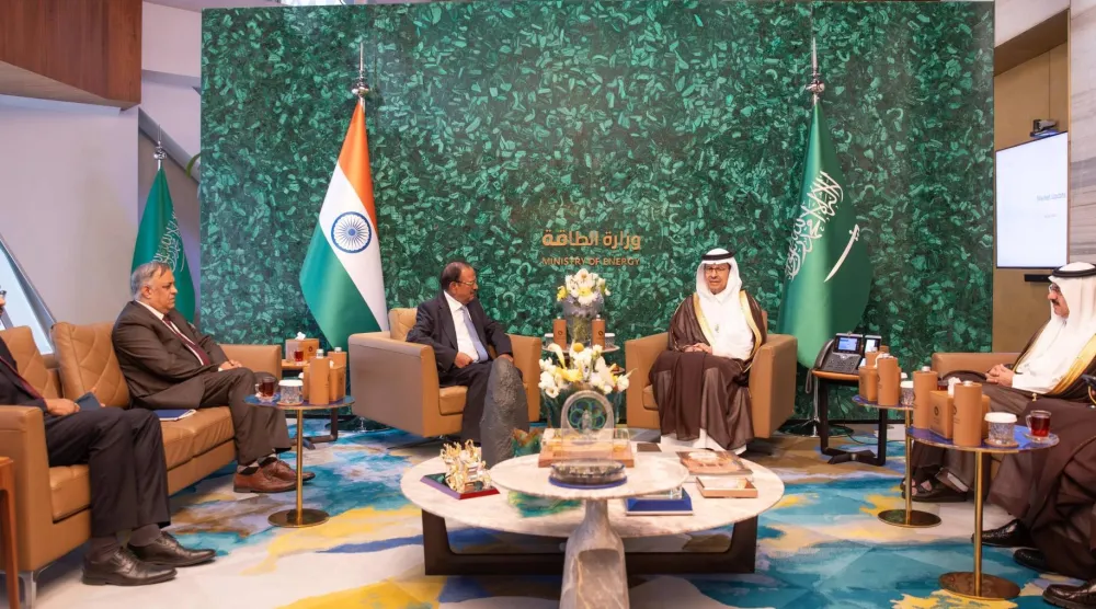 الأمير عبد العزيز بن سلمان مستقبلاً مستشار الأمن القومي الهندي أجيت دوفال في الرياض (الوزارة)