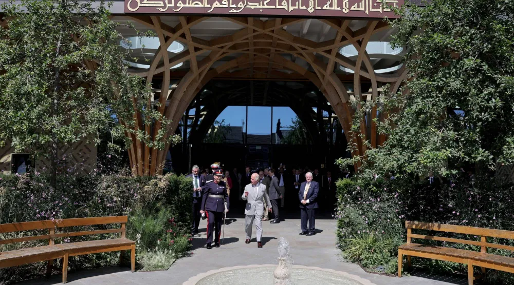 الملك تشارلز في زيارة مسجد كمبريدج المركزي (رويترز)